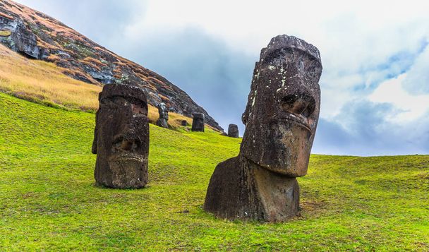 RANU Raraku, Paskalya Adası - 10 Temmuz 2017: Ranu Moai heykelleri - Fotoğraf, Görsel
