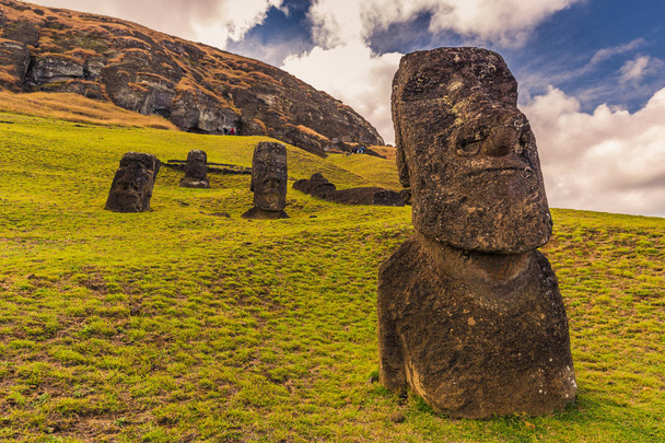 Ranu Raraku, Paaseiland - 10 juli 2017: Moai statues van Ranu - Foto, afbeelding