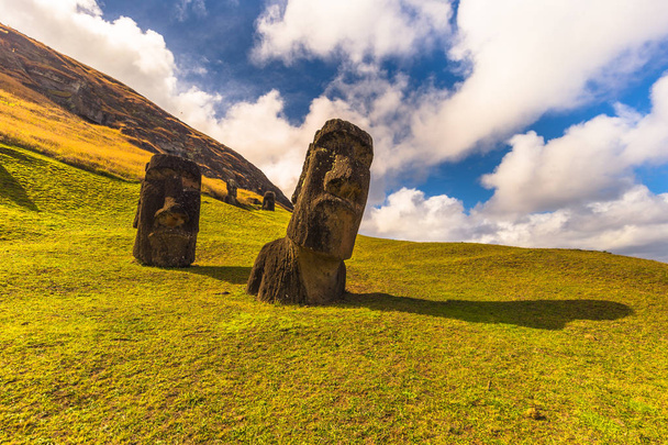 Ranu Raraku, Νήσος του Πάσχα - 10 Ιουλίου 2017: Moai Αγάλματα του Ranu - Φωτογραφία, εικόνα