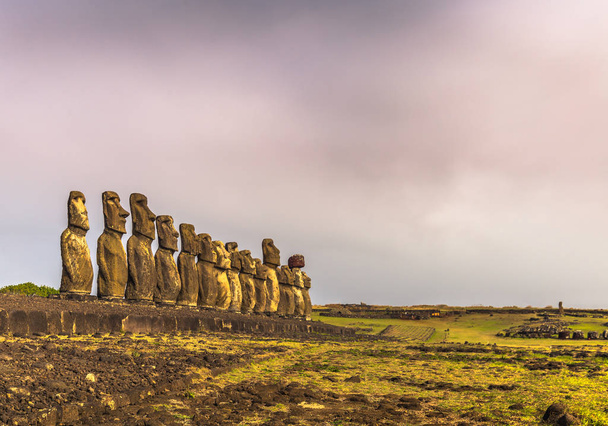 Ahu Tongariki, Pääsiäissaari - 10. heinäkuuta 2017: Tongarikin Moai-alttari
 - Valokuva, kuva