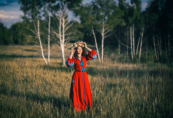 Une jeune fille en robe ethnique
 - Photo, image