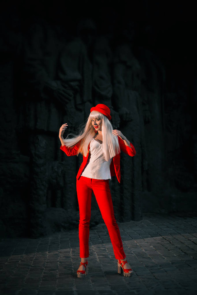 Une jeune fille en costume rouge
 - Photo, image