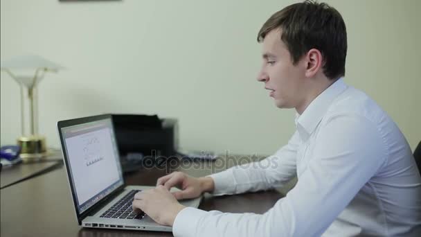 Stressed businessman at office - Záběry, video