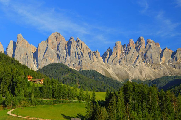 Pueblo de Santa Magdalena frente al Grupo Dolomitas, Val di Funes, Italia
,  - Foto, Imagen
