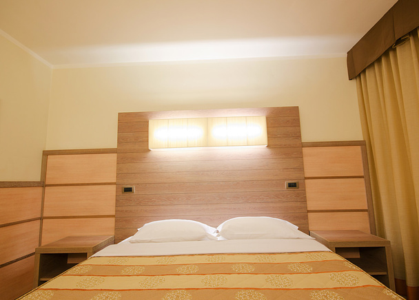 Doppelbett im modernen Zimmer - Foto, Bild