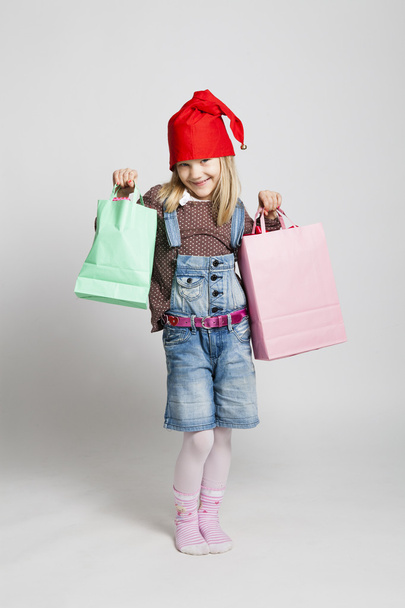 Happy νεαρό κορίτσι, που μεταφέρουν τσάντες για ψώνια Χριστούγεννα - Φωτογραφία, εικόνα