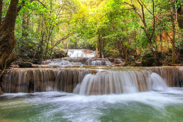 Водопад Хуай Мае Хамин в глубоких лесах, Таиланд
 - Фото, изображение