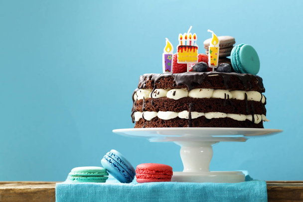 Gâteau au chocolat ouvert (nu) à la crème vanille est un dessert pour des vacances
 - Photo, image