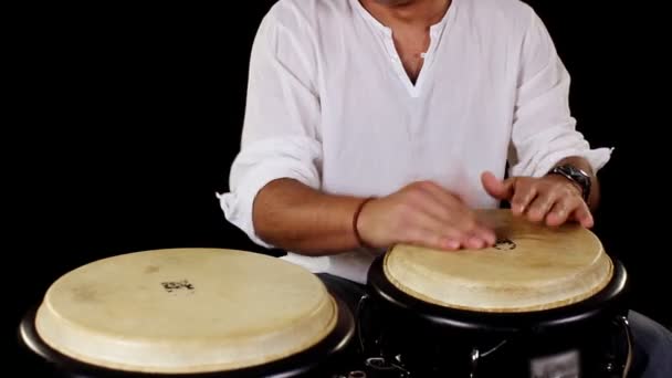 Congo drummer uitvoeren. - Video