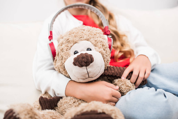 teddy bear with headphones - Valokuva, kuva