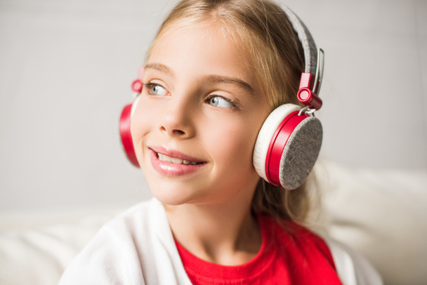 child listening music with headphones - Фото, зображення