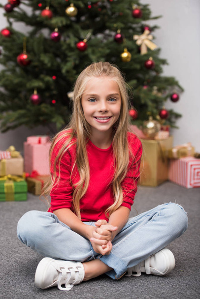 child at christmas tree  - Foto, afbeelding