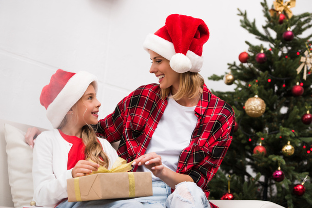 mother and daughter with christmas present - Foto, Bild