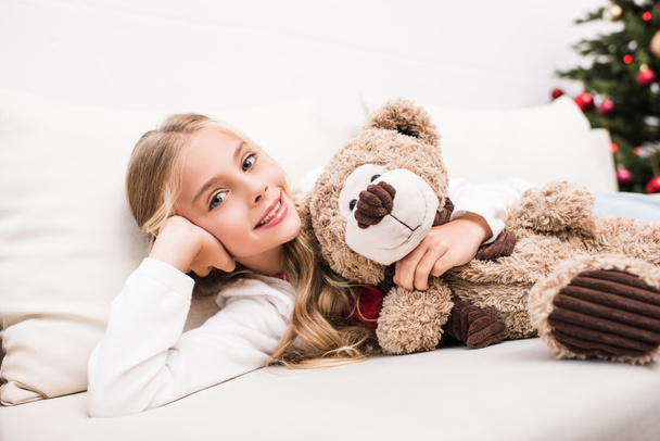 child holding teddy bear - Foto, imagen