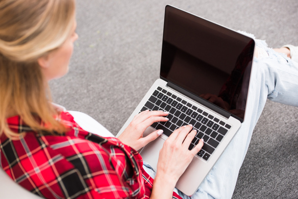 молода жінка використовує ноутбук
 - Фото, зображення