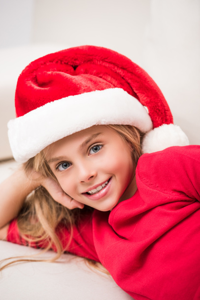 child in Santa hat - Foto, afbeelding