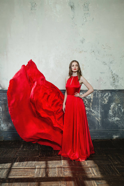 Гламурна жінка в елегантній червоній сукні. Красива модель моди
 - Фото, зображення