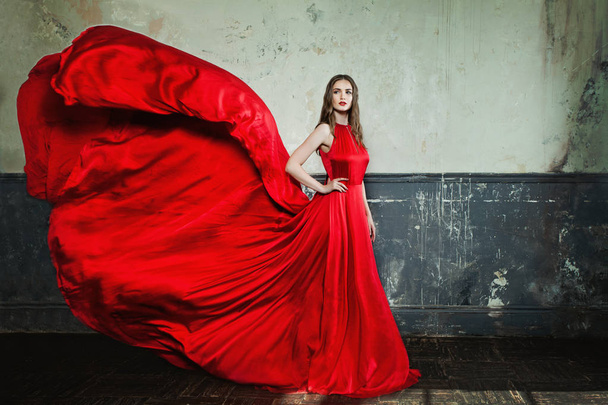 Όμορφο κορίτσι μόδας φορώντας κόκκινο φόρεμα βράδυ  - Φωτογραφία, εικόνα