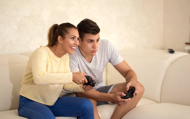 若いカップルビデオゲームをプレイ - 写真・画像