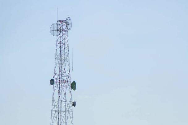 Telefon komórkowy komunikacji wieży transmisji z powrotem błękitne niebo - Zdjęcie, obraz