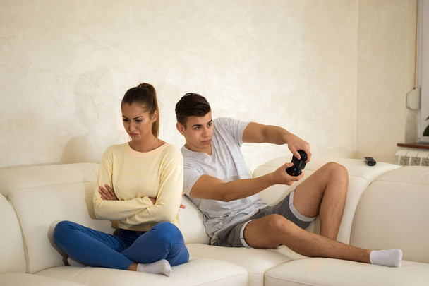 Jovem casal jogar jogos de vídeo - Foto, Imagem