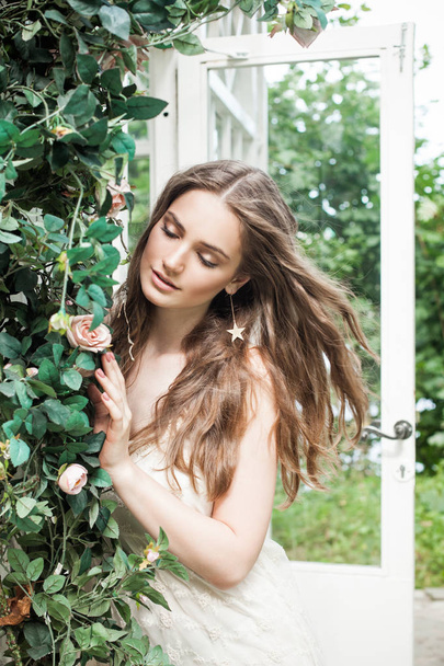 Hermosa mujer en primavera Rose Garden Al aire libre, Joven belleza
 - Foto, Imagen