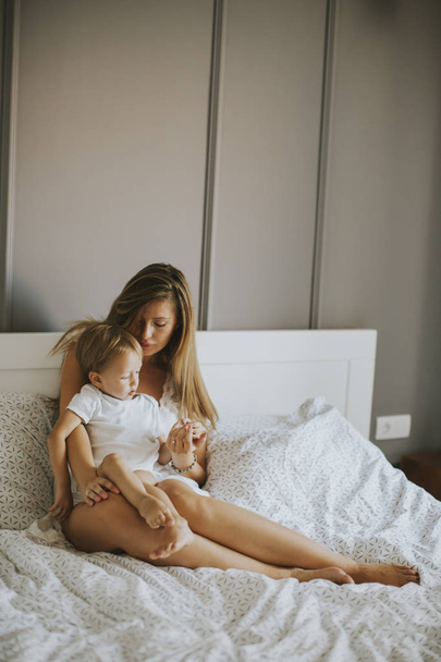 Mother playing with little boy on bed - Foto, Imagem