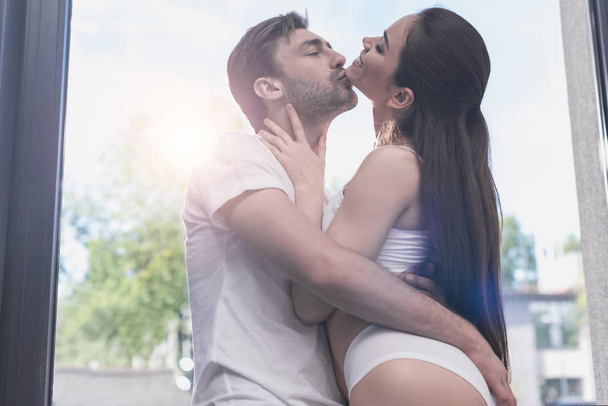 man kissing girlfriend - Foto, Imagen