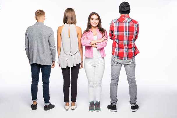 Взгляд случайной группы людей с девушкой, стоящей перед камерой в белом
 - Фото, изображение
