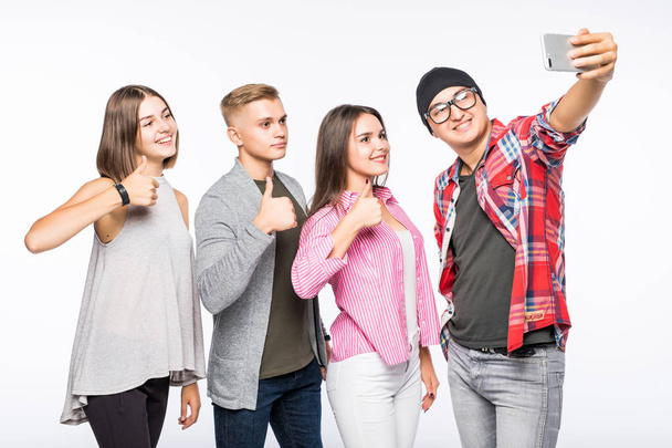 Groupe de jeunes adolescents heureux prenant selfie photo isolé sur blanc
 - Photo, image