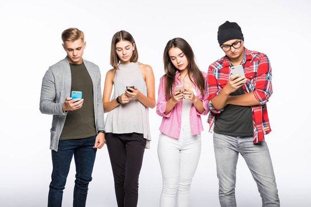 Группа людей, использующих цифровые устройства на белом фоне
 - Фото, изображение