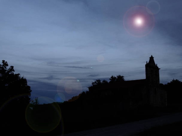 Gece Moon Burgos İspanya ile eski kilise siluet - Fotoğraf, Görsel
