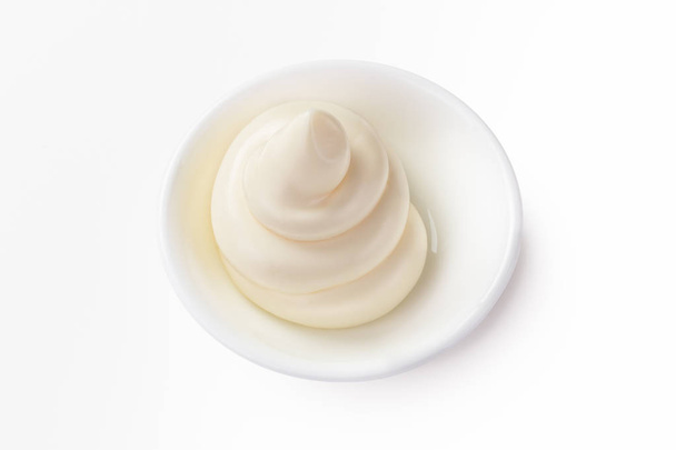 mayonnaise dans un plat isolé fond blanc
 - Photo, image
