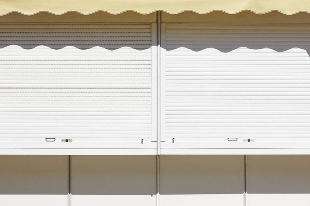 Κλειστό τυφλή με θόλο σε ένα κατάστημα outdoor - Φωτογραφία, εικόνα
