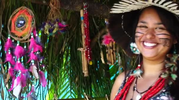 Native Braziliaanse vrouw in een inheemse stam - Video
