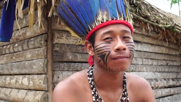 Nativní brazilské muž (Indio) domorodý kmen v Brazílii - Záběry, video
