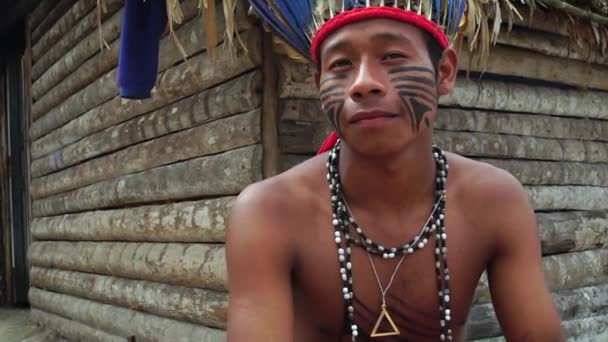 Natív brazil férfi (Indio) egy bennszülött törzs Brazíliában - Felvétel, videó