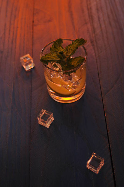 Mojito cocktail limellä ja mintulla - Valokuva, kuva