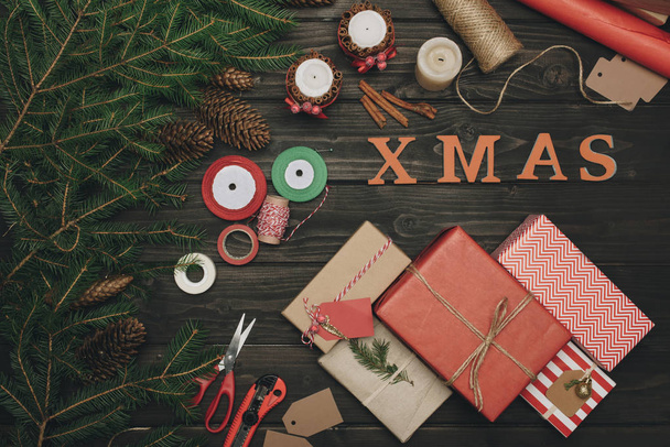 composizione natalizia con regali e decorazioni
 - Foto, immagini