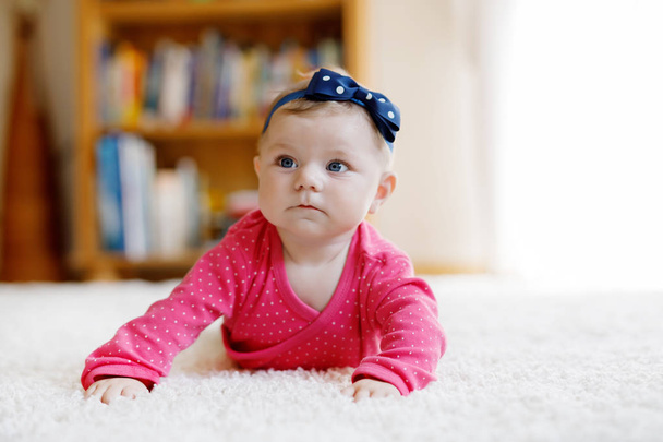 Πορτρέτο της μικροσκοπικό μωρό κοριτσάκι 5 μηνών σε κλειστούς χώρους στο σπίτι - Φωτογραφία, εικόνα