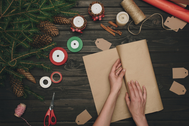 woman wrapping christmas gift - Foto, imagen