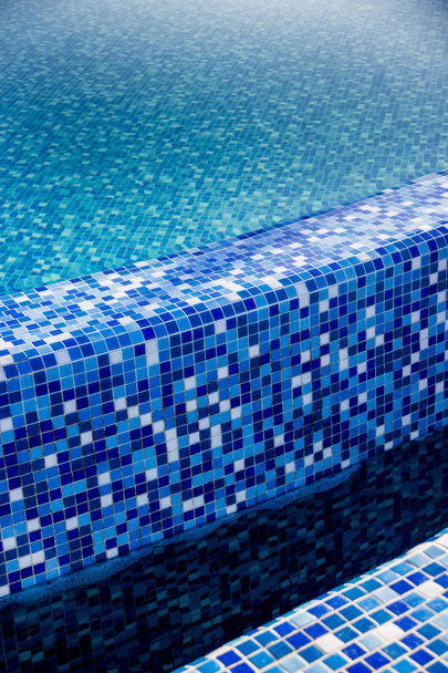 piscina con mosaico azul
 - Foto, Imagen
