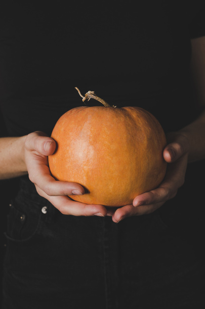 woman holding pumpkin - Фото, изображение