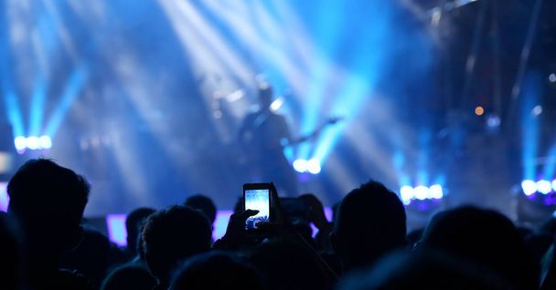 Smartphones während des Live-Konzerts einer Rockband - Foto, Bild