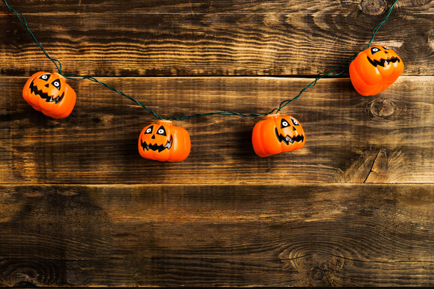 Halloween pompoen hoofden op houten achtergrond - Foto, afbeelding