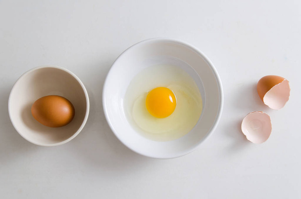 La yema de huevo fresca en un tazón preparan para la cocción
 - Foto, Imagen