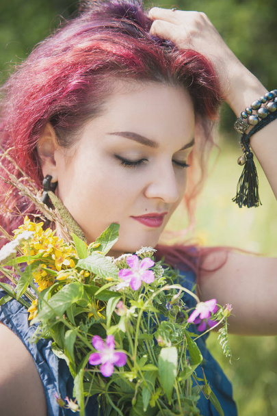 Belle femme avec bouquet de fleurs sauvages d'été
  - Photo, image