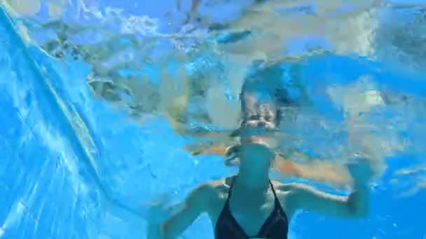 Jovem mulher mergulhando em uma piscina
 - Filmagem, Vídeo