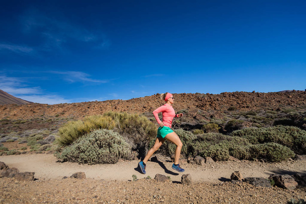 Trail futó nő a hegyek, napsütéses napon - Fotó, kép