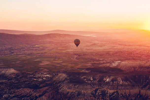 The famous tourist attraction of Cappadocia is an air flight. Cappadocia is known all over the world as one of the best places for flights with balloons. Cappadocia, Turkey. - Foto, afbeelding